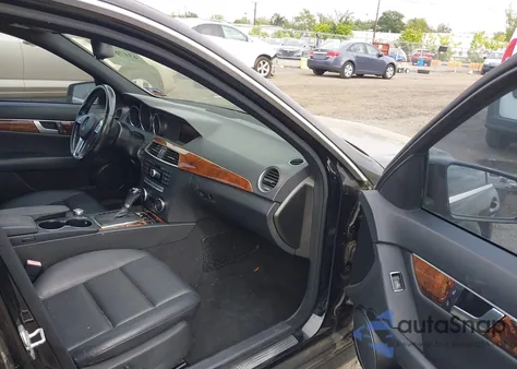 2013 Mercedes-Benz C 300 Sport 4Matic z USA, uszkodzony, nr VIN WDDGF8AB4DR276989